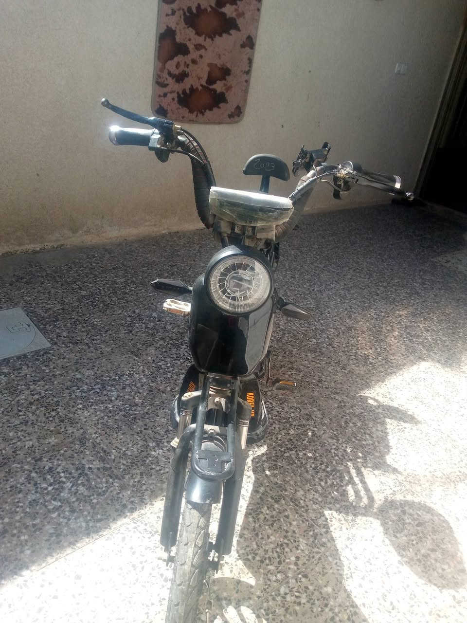 السلام عليكم دراجة شحن. موديل2023 للبيع اخت الجديدة شخط واحد مابيهة الله شاهد نقصهة بس باتري واحد أتريد اصلحة 15الف أو أتريد اتبدلة 45الف السعر 300وبيهة مجال المكان بغداد بوب الشام رقم الهاتف ***********
