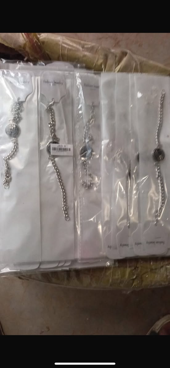 سلام عليكم اسورات ايد الكميه جمله العدد 800 اسوار السعر 700 وبيهه مجال بسيط توصيل موجود بغداد فقط رقم الهاتف 
***********
