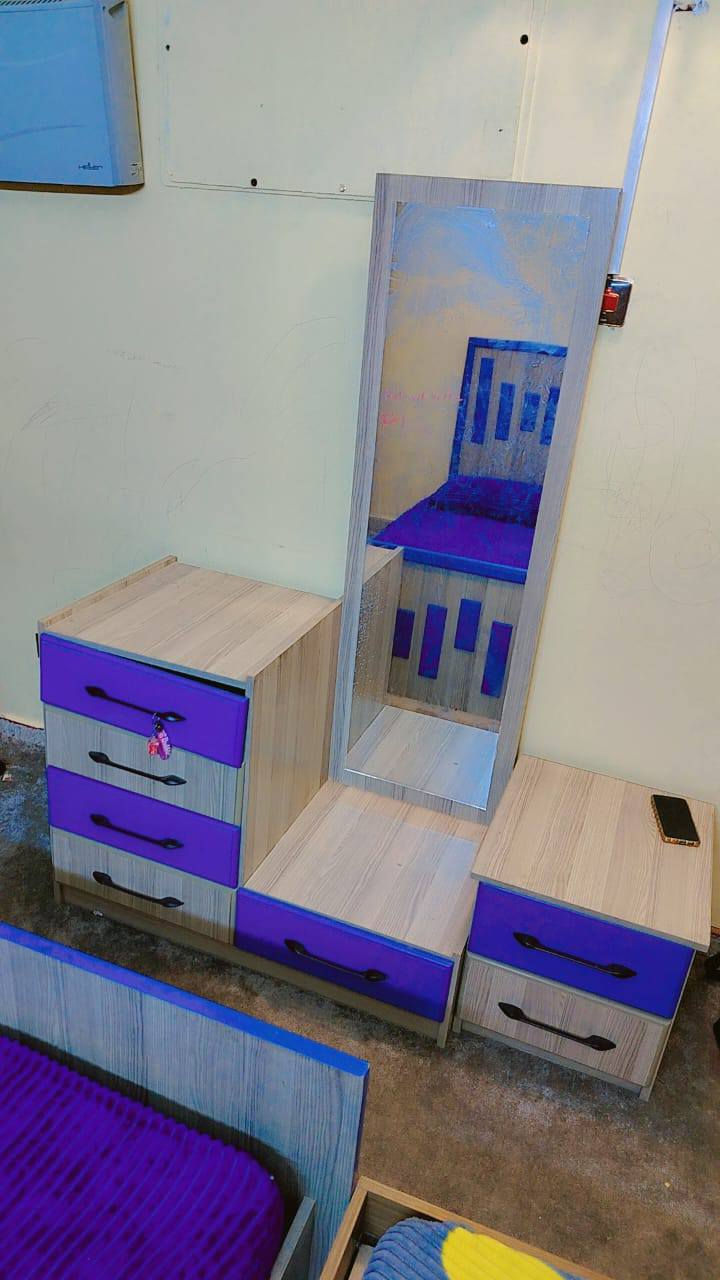 السلام عليكم 
بيع مستعجل اكرر بيع مستعجل ومو سعره والله 

غرفه شبابيه درجه اولئ من شركه الجشعمي كلش نضيفه استعمال قليل والصور كدامكم خشب ثقيل زان 
السعر ٥٠٠ الف قفل قفل قفل  لن مو سعره ماخذه بمليون وربع والله وجان بيه تخفضيات الشراي يتصل هاذا رقمي 

(((   0787 613 7445   ))
