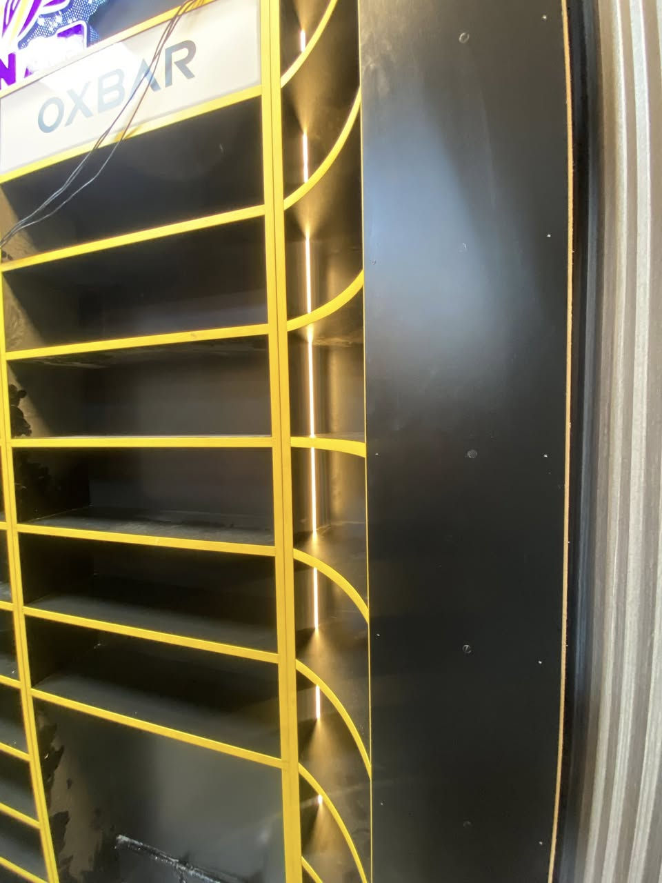 تنفيذ رفوف عرض مع زاويه كيرف 
اضافة اعلانات حسب طلب الزبون 

تنفيذ ديكور درع من خشب الطبيعي بطلب البزون 

#رفوف
#فاترينات_mdf
#ديكور_محلات
#صيدليات
#رفوف_صيدليات
#ديكورات_داخليه 

نجارة احمد ***********
