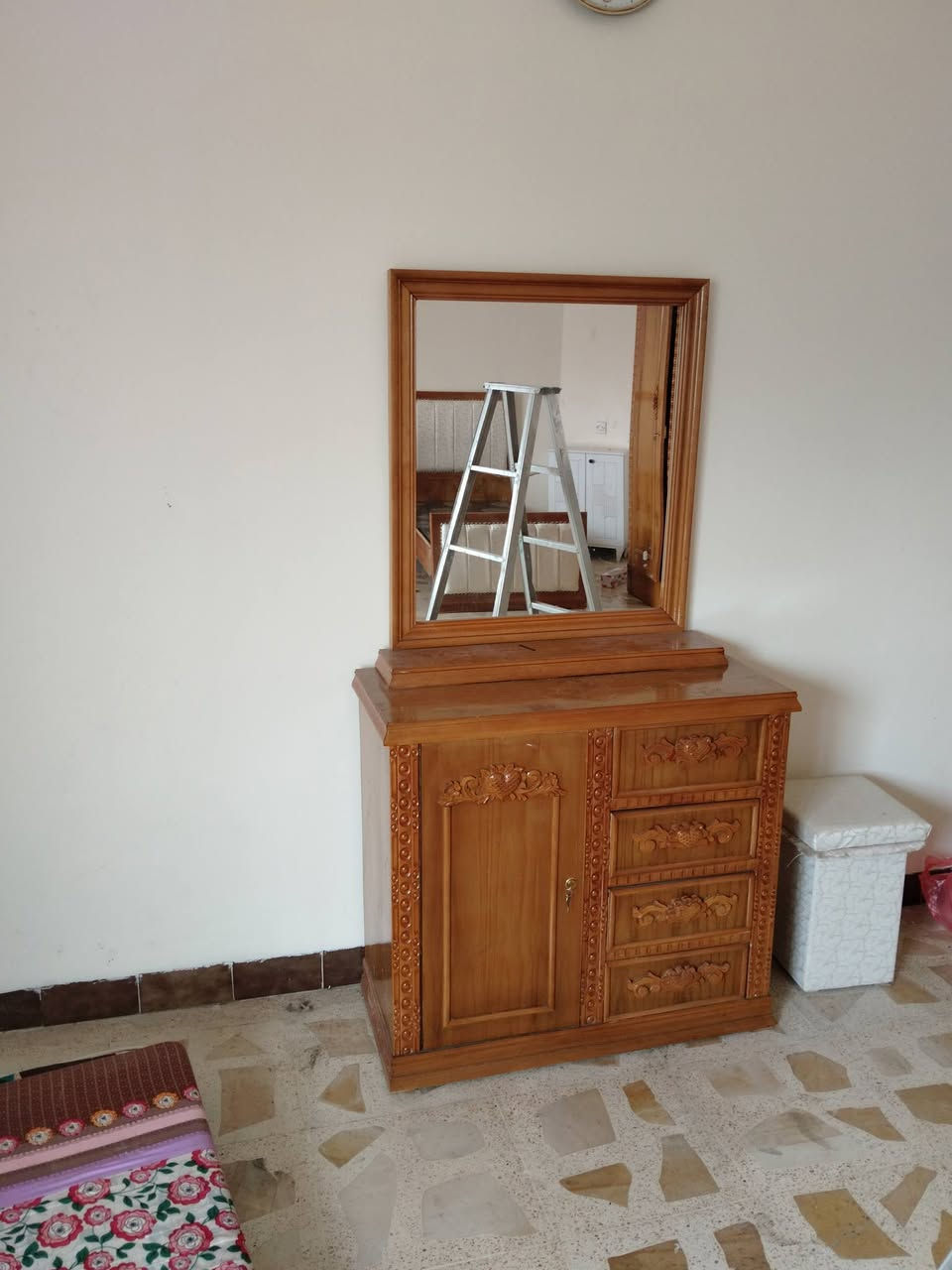 غرفه شبابيه مستعمله شي قليل السعر 700 لف ***********/***********
