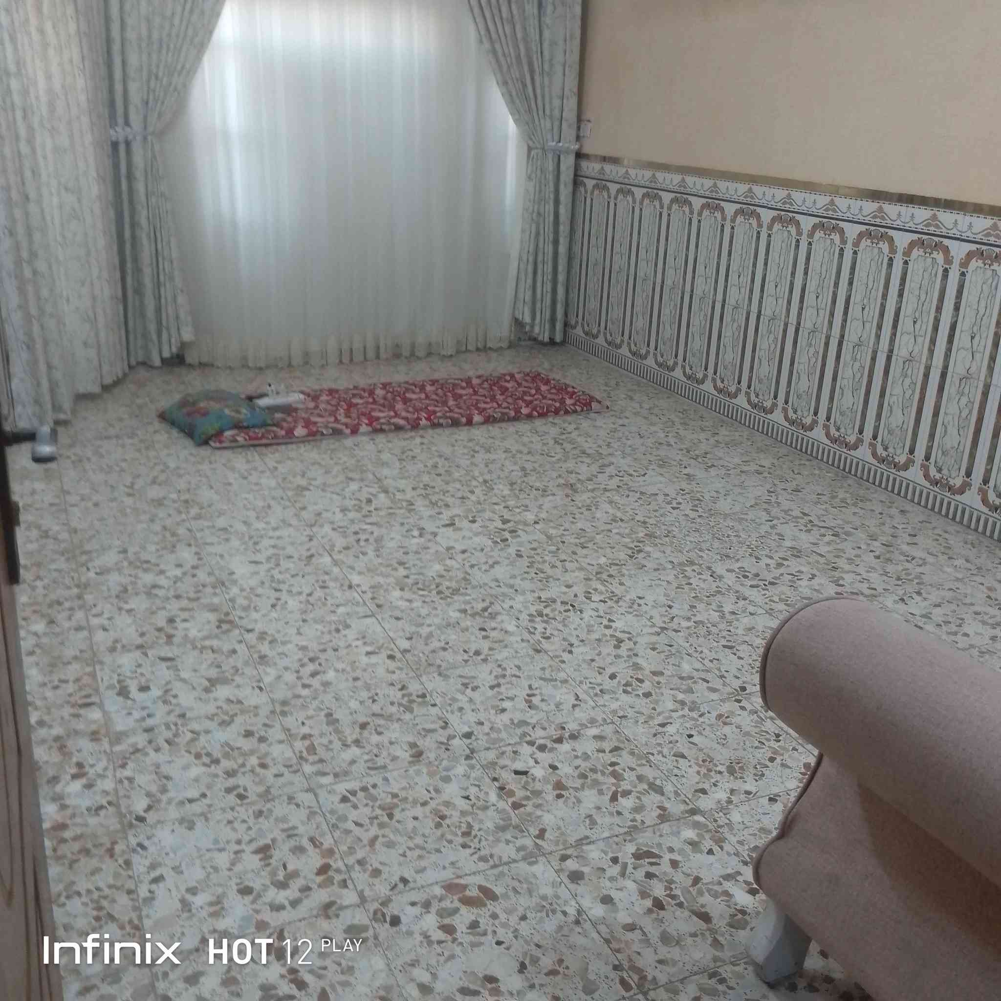 سلام عليكم  بيت للبيع قاطين منطقة العابره الاولى مساحه 125السعر 90وبي مجال بسيط الشراي يتصل ***********//***********
