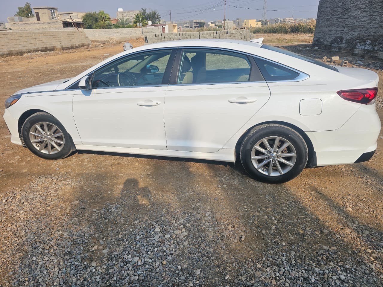 سيارة هيونداي سوناتا، لون أبيض، بحالة جيدة. السيارة مجهزة بمقصورة داخلية مريحة ومصممة بأناقة، مع نظام ترفيهي متكامل. اقتصادية في استهلاك الوقود وتتمتع بأداء موثوق. مناسبة للاستخدام اليومي والعائلي.
