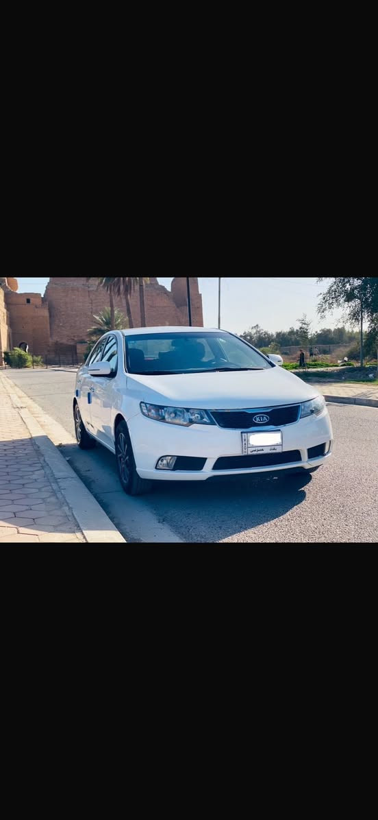 سيراتو 2012 خليجي
محرك 1600 دوش
كير 6 نمر 
ماشيه 148 حقيقي 
شاشة وكامرا 
تحكمات استيرن
اشاير بلمري 
السياره بيهه قطع صبغ اثر طخطخات  صار الهه عندي 3 سنوات  بائسمي تحويل مباشر سياره احلى من الصور مكان السياره بغداد السعر 100 وبيهه مجال بسيط جدا للستفسار ***********
