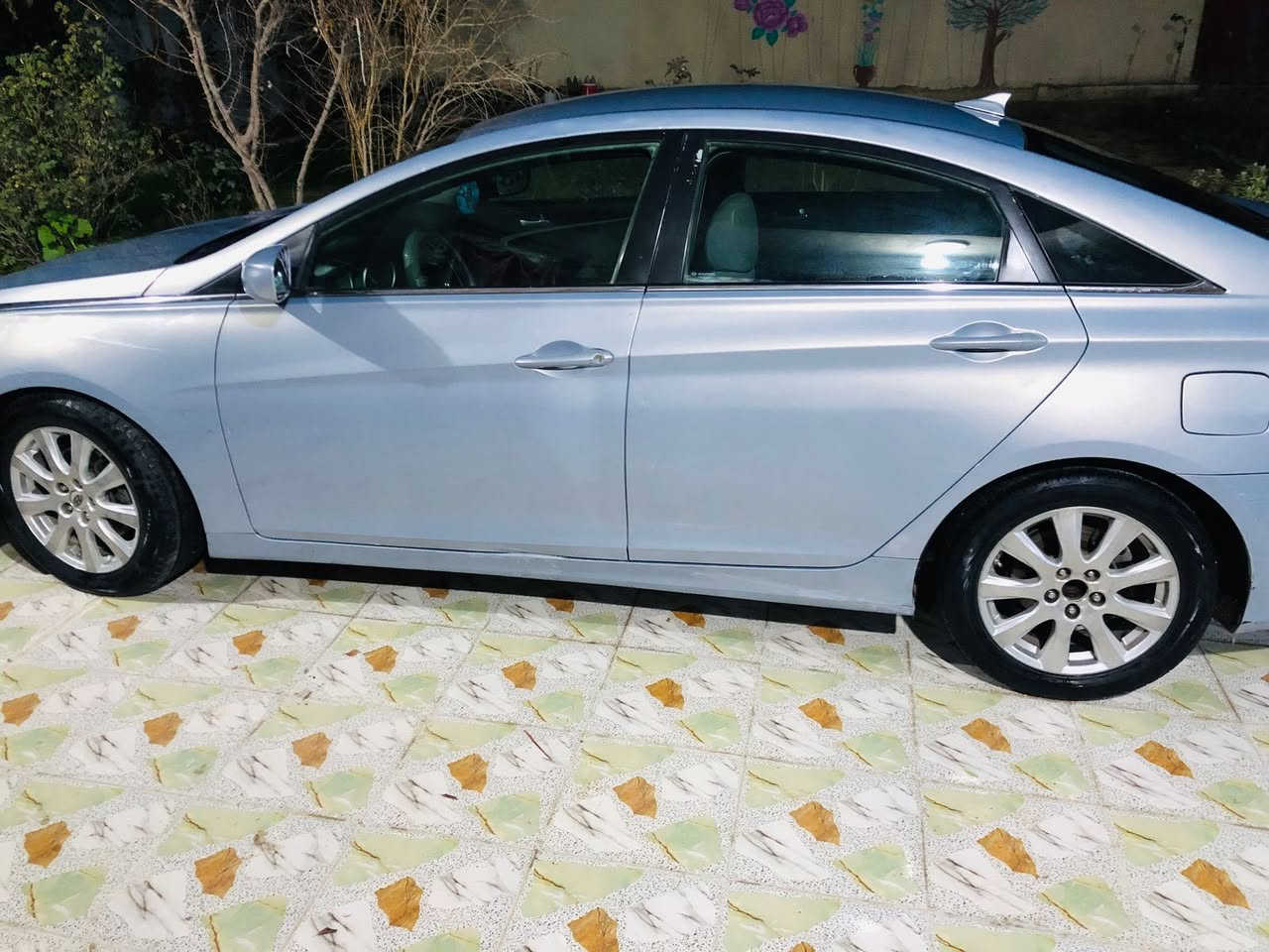 السلام عليكم  سوناته موديل 2012 رقم ابغداد إنكليزي  وارد امريكي حادثها بس بنيد سياره ماشيه 77 سياره ما متعوبه وسياره حلوه حداديتها نضيفه بيها شخوط كلش بصيطات مكاني كربلاء السعر 103بيها مجال ***********
