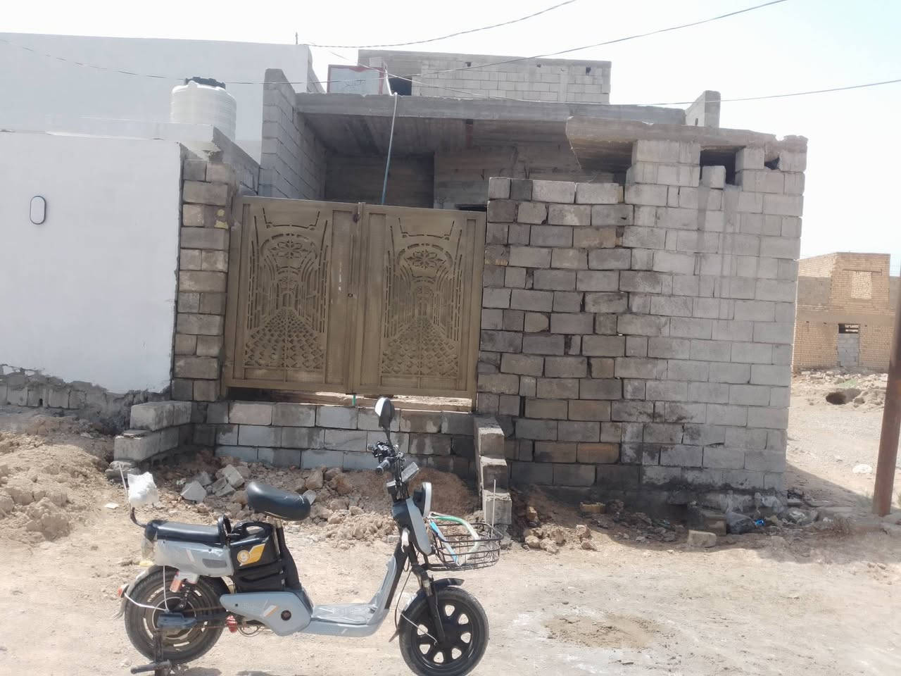 السلام عليكم هيكل للبيع 150متر ملك صرف بسمي  تحويل مباشر غرفتين نوم استقبال مطبخ صاله صحيات عدد2حمامات 2 طرمه العنوان ديالى غالبيه سيف سعد قرب المدارس رقم العقار 5/683 مكلف بلنشر الاتصال على رقم الهاتف ***********
