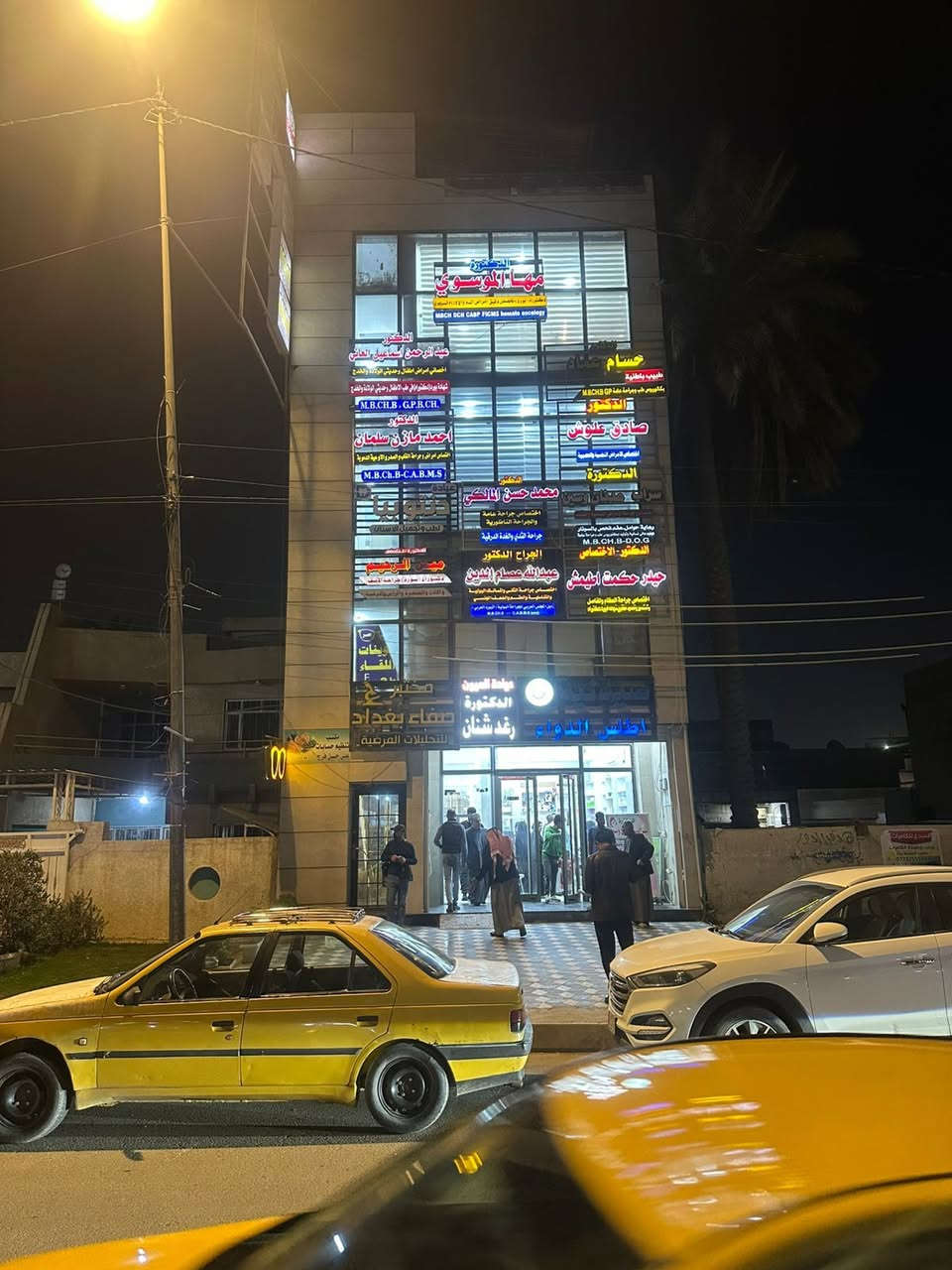 بناية تجارية للبيع المنصور شارع بلدية المنصور
سند مستقل
زنجيل على شارعين 
اربع طوابق.  مجمع طبي مؤجرة مبلغ 87 ورقه شهريا

المساحة 187
واجهة 50/ 7
استفسار مراجعة شركة سما العلياء للأستثمارات العقارية
شارع بلدية المنصور قرب كاتب عدل مجاور مصرف استثماري
الاتصال على ارقام تالية
***********
***********
