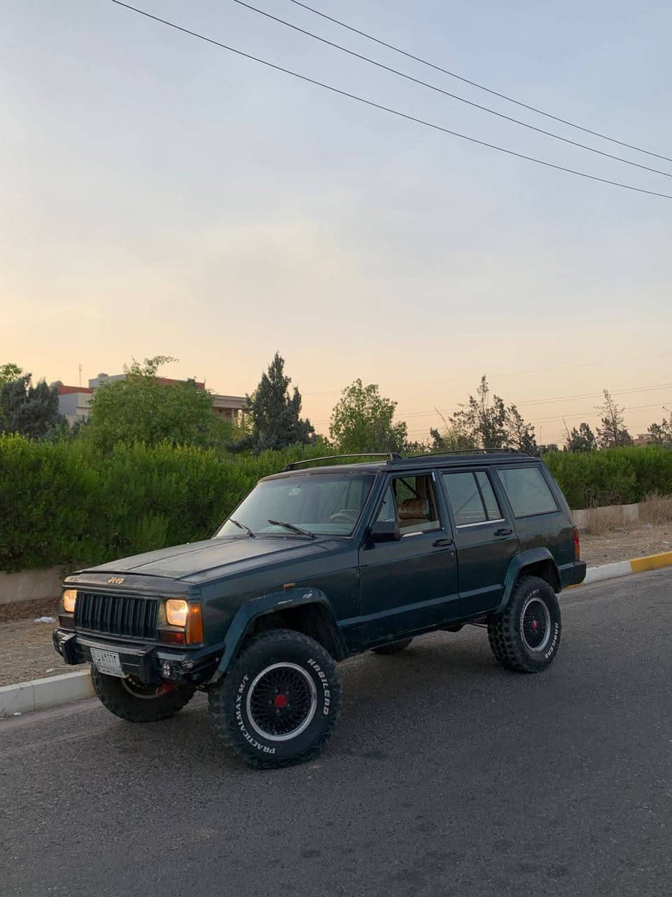 جيب  شيروكى موديل ١٩٩٠  رةقةم ئةسلى  دةبل ئةكسل گيروو مةكينة بةشةرت  بةناو كردن بةشةرت سةيارةكة بةس ماشاءالله دةوى سحرةكةشى 56 $ وةرةقة رةقةم مووبايل ***********))
