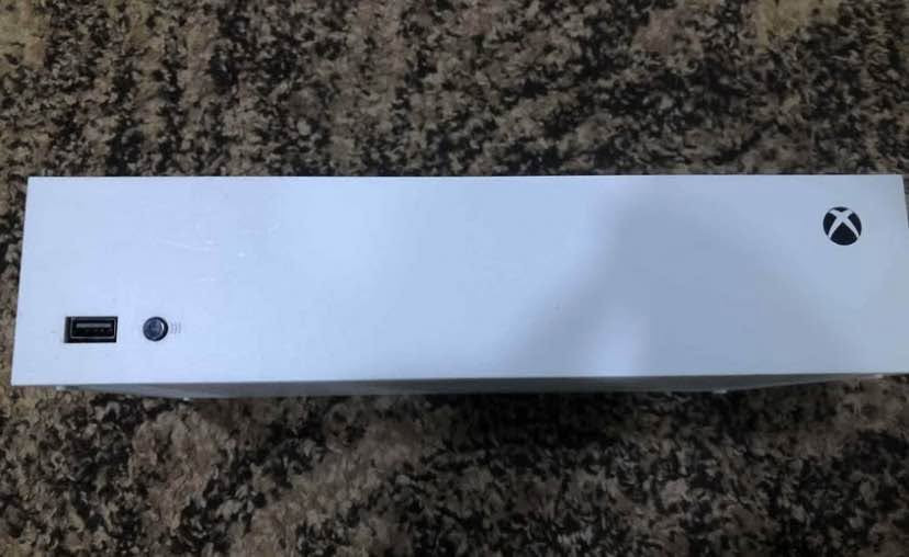 xbox series s 2023
نەکراوەیە دەسکو جیهازەکەش 
لۆک لۆکن وەک و بیلادی شەریکە 
بە هەمووی مانگێک ئیشی نەکردووە
گەیمپاسی یەک ساڵی لەگەڵە 
کارتۆن و وایەر هەمو شتێکی شەریکەی لەگەڵ ماوە 
نرخی ٤٥٠ هەزار قفلیەتی 
لە سلێمانیم گەیاندنم هەیە بۆ هەموو شوێنێک 
*********** السليمانية, العراق
