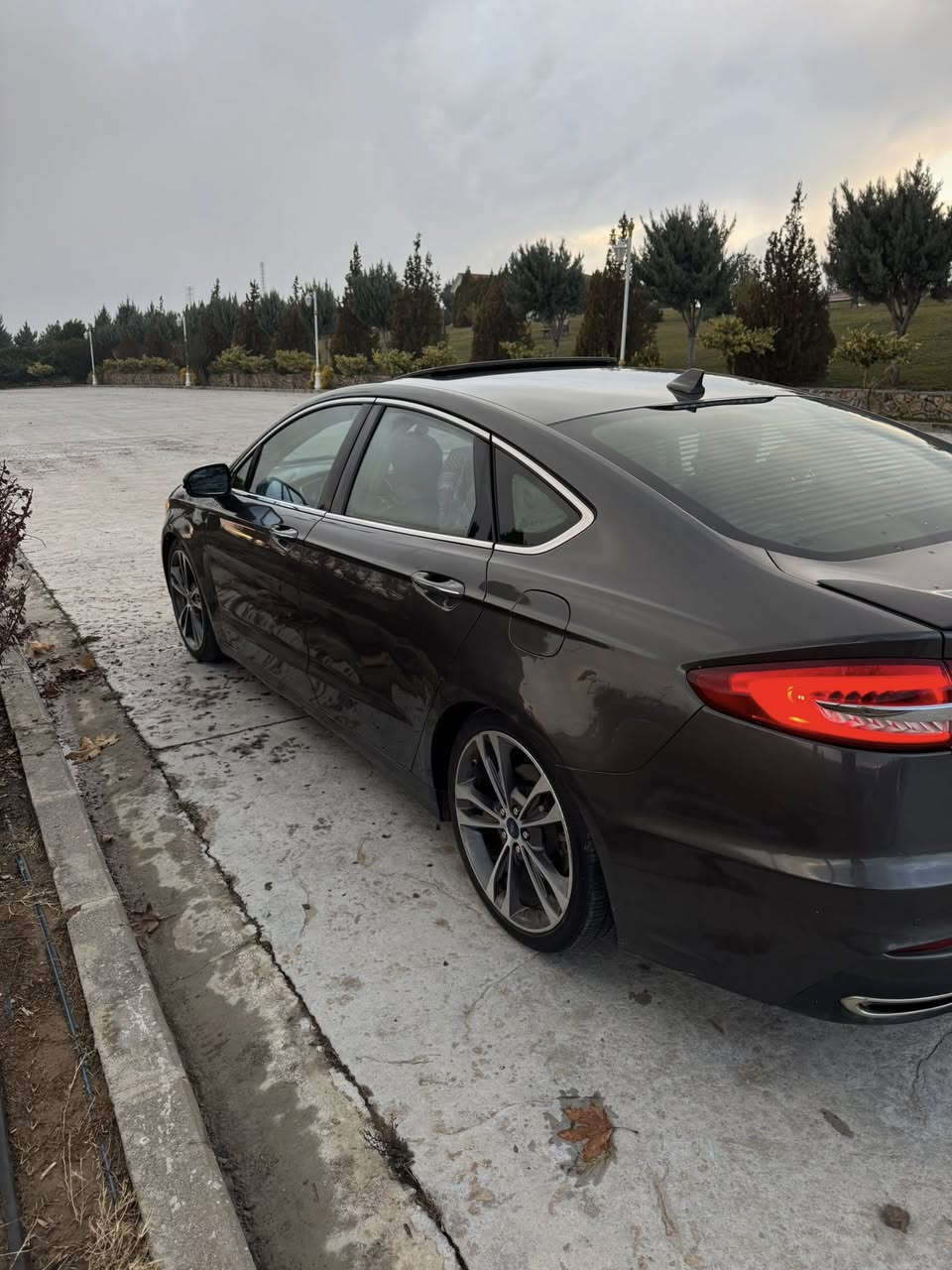 السلام عليكم
Ford fusion Titanium

فورد فيوجن تيتانيوم 2019
🕹️ المواصفات 
🇺🇸 شاشة كبيرة

🇺🇸گير ماوس 

🇺🇸 فتحه سقف 

🇺🇸 بصمه 

🇺🇸دخول ذكي 

🇺🇸كشنات تدفئه تبريد

🇺🇸ستيرن تدفئة

🇺🇸رادار امامي

🇺🇸رادار جانبي 

🇺🇸تحديد مسار

🇺🇸نقاط عمياء

🇺🇸حساسات خلفية

🇺🇸دخول ذكي

🇺🇸تشغيل عن بعد

🇺🇸فتح و غلق النوافذ عن بعد

🇺🇸لايت زينون LED بلاد 

🇺🇸كشنات خزن ميموري 

🇺🇸كشنات تدفئه تبريد 

🇺🇸مري تدفئة

🇺🇸مري تعتيم

🇺🇸اناره محيطيه بلاد 

🇺🇸دشبول 7 اللوان 

🇺🇸محرك و كير مكفولات شرط مملعوب بيهم 

🇺🇸حداديه جديده 

🇺🇸مكينه تيربو  2000

💵 السعر 128 و بيها مجال بسيط 
عداد المسافه : 100.000 مايل 

  🚦رقم اربيل بأسمي هزه وفحص وسنويه جديد 
🚨السياره عليه سيرفس كامل ولا گلوب مشتغل بالدشبول 
🚨السياره داخله كلين وهنا صار بيه بابين صبغ جه الصدر فقط بدون دواخل بدون ايرباك وبيه بارد بالجاملغ والباب الخلفي جه السائق 

3FA6POK95KR253874 رقم الشاصي

📍العنوان : بغداد الدوره 

☎️ للأستفسار ***********
