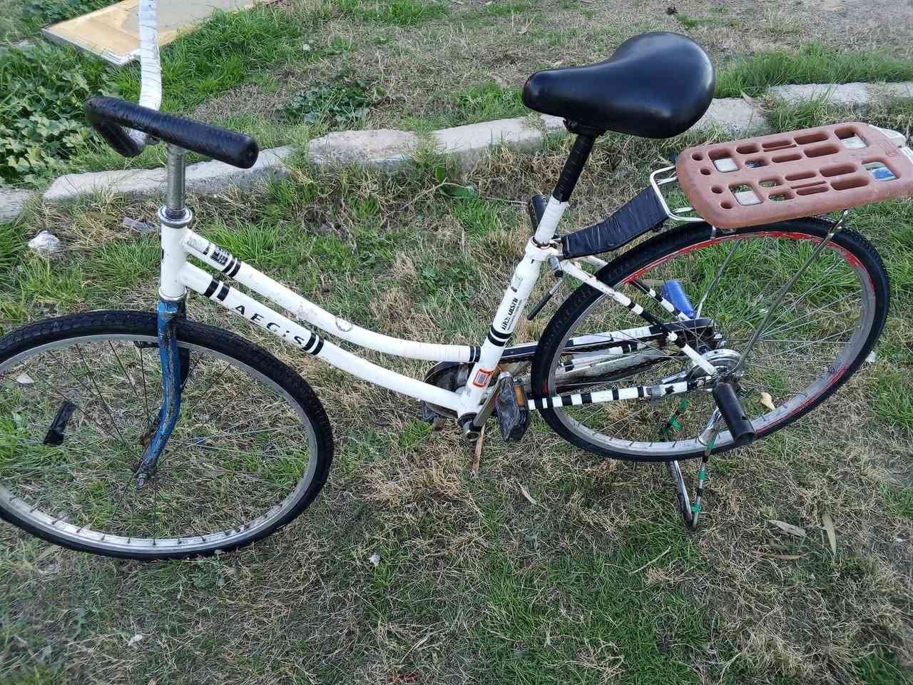 سلام عليكم بايسكل للبيع بس يرادله ماشه و خيط بريك سعره 55وبي مجال المكان ال بعجيل  وهاذه رقم الهاتف ***********
