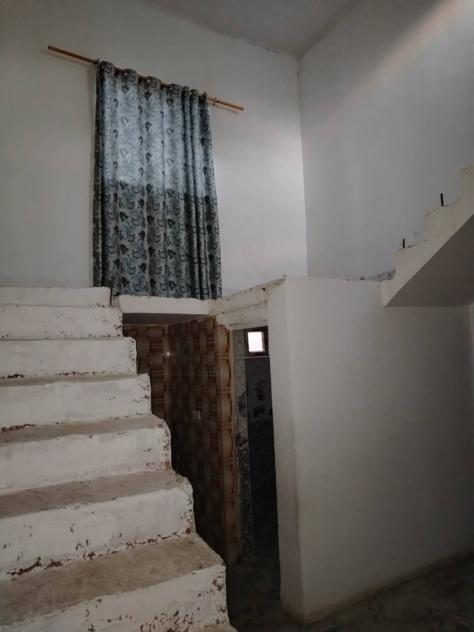 أخواني الأعزاء هناك بيت للأيجار في منطقة كولي كمب بشارع بيت عبد سناد بصف بيت حبيب أبو ضياء مبلغ الأيجار 250 الف وبيها مجال قليل اي استفسار يتصل على صاحب البيت على هذا الرقم ***********... اني فقط مكلف بالنشر
