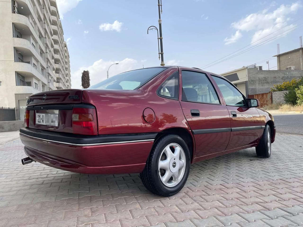 السلام عليكم
اوبل فكترا موديل 1993 

شرط التحويل  
بطاقة بانزين بيها 
محرك 18 كير اوتماتيك 
كير ومحرك شرط لاصرف لابخار 
مواصفات سقف سلايت قفل مركزي باور 
سياره بدون ضرر بدون خياسات مصبوغه عام بجماليه فقط 
  دواخل جديد لوك 
صدر امامي خلفي والكهربائيات كلها جدد شرط 
سعرها 51 بيها مجال بسيط لشراي مكان سياره كركوك
استفسار خاص او واتس اب متواجد فقط *********** كركوك, العراق
