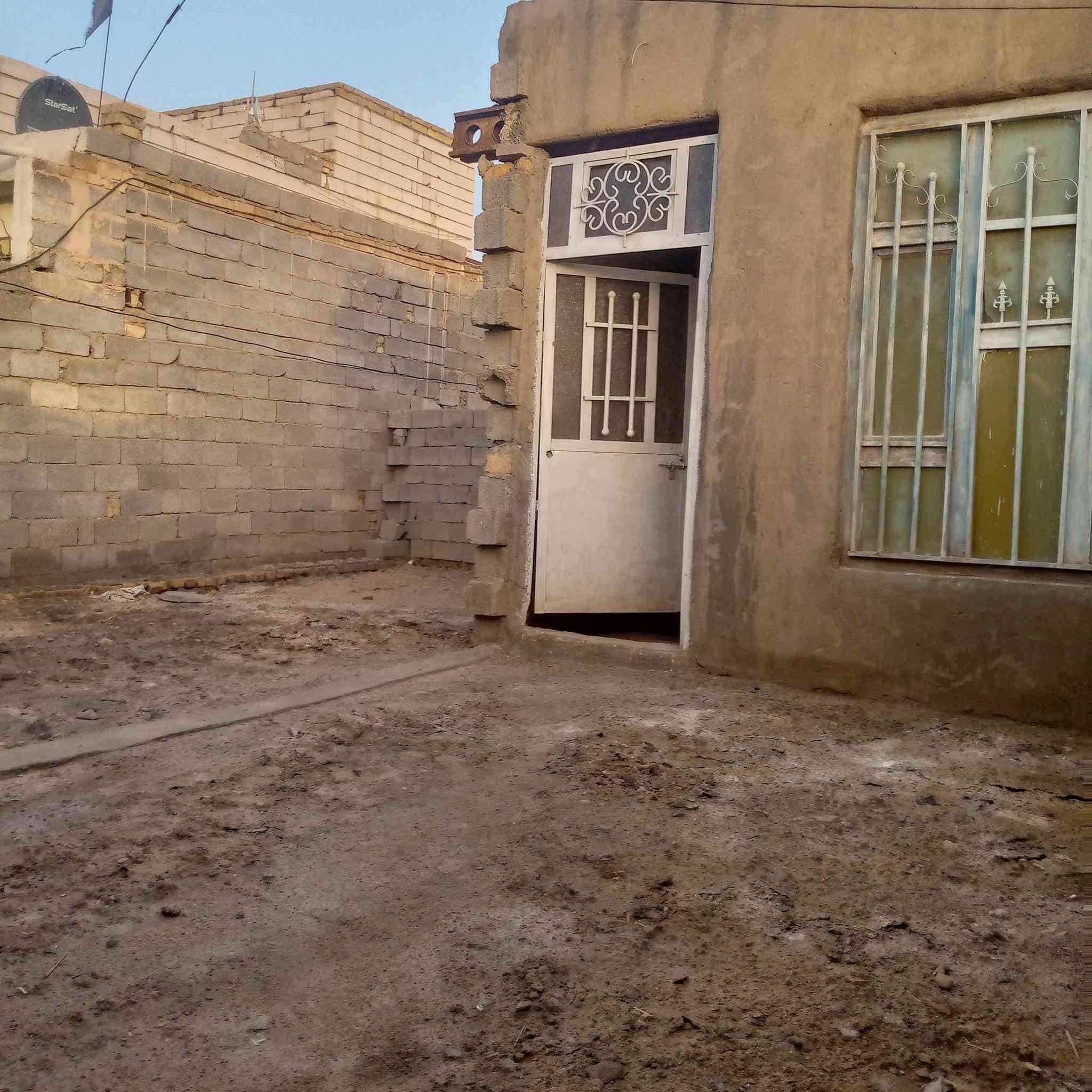 ‏دار للبيع
‏منطقة البيگات المجاوره للعباس بن الكاظم
‏المساحه 170 م
‏السعر 15 قفل 
‏تتكون من غرفة نوم ومطبخ وصحيات وباقي البناء للنص 
‏بتلو طابوگ ومساحة الديوانيه 8 ونص م
‏وخارطه غرفتين نوم وصاله وكراج 
‏يتوفر ماء وكهرباء وانترنت بالباب 
‏الاتصال على الرقم
‏‪***********‬
