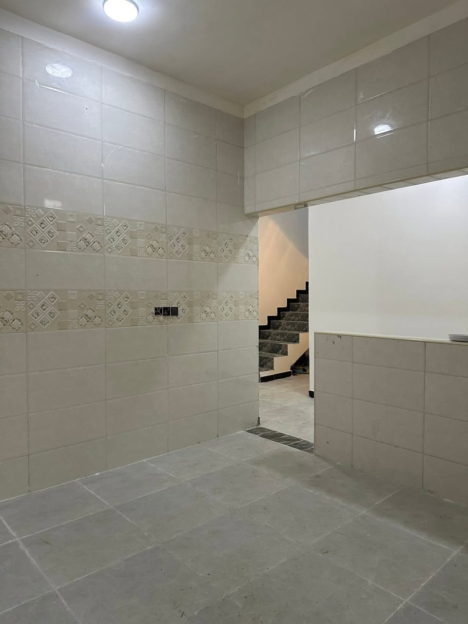 بيتين مساحة كل بيت 150 نفس الدزاين طابو ملك صرف زراعي باسمنه مباشر يحتوي على غرفتين وصاله ومطبخ وحمام داخلي وخارجي واستقبال كبير جدا مع كراج وحديقة 
العنوان الفيروزيه يبعد عن الشوارع الاربعه دقيقتين فقط متوفر جميع الخدمات 
رقم راعي البيت مباشر ***********
