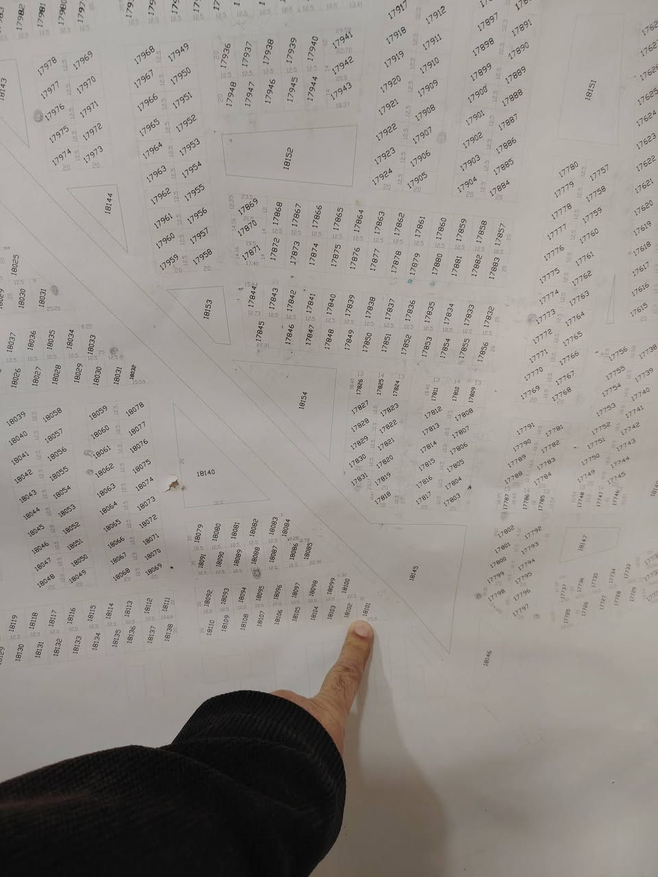 للبيع قطعة ارض بعانه شارع النازل على مشروع الماء بظهر ليث الجميل مساحتها 355 متر مربع وركن منطقة جميله عالشارع الرىيسي مباشرة وقطعه متميزه الرقم 18101
اي سؤال عالخاص او الرقم..
 ***********
