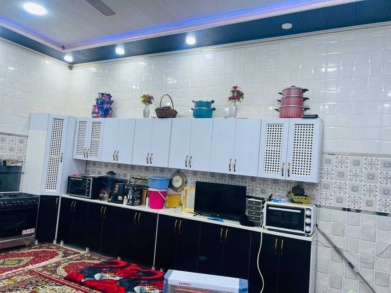 دار للبيع دوانم المعمل شارع البوحوفي 
المساحه ٣٠٠م طابقين تحويل مباشر بأسم المشتري الطابق الاول 
 استقبال ٤ م ونص×٨م 
صاله.  ٤ م ونص ×٨ م
مطبخ ٥ م × ٦ م
غرفه نوم ٤ م×٦م
غرفه نوم سويت ٤ م×٥ م
أرضية البيت مرمر طبيعي
الطابق الثاني
٢ غرف نوم وصاله كبيرا ومجموعه صحيه
كراج يحوي سيارتين
حديقه كبيرا
حمامات عدد ٤ +مجموعه صحيه خارجيه
البيت منظومة غاز ومنظومة نفط ومنظومة مكافحة الارضه
السعر 210مليون قابل للتفاوض
الاتصال مع صاحب الدار*********** 
      *********** واتساب
