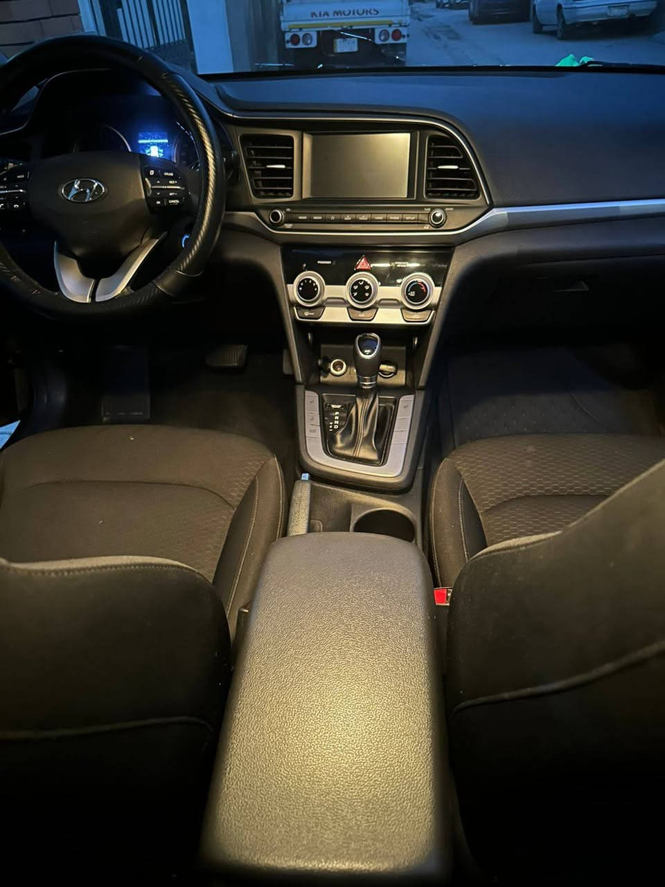 السلام عليكم النترا وارد امريكي موديل 2019 شكل ال20  مكينة دوش گير AT 
السعر 120$ 
متواجد واتساب 
***********
شراي اتصل وتدلل
