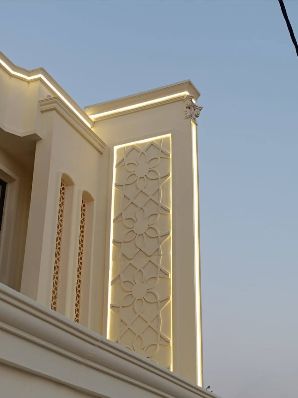 دار للبيع... زراعي طابو عثماني سند 25 يداور بأسم المشتري مساحة 200 متر 10×20 كونكريت مسلح وبناءطابوق درجة اولى طابقين يتكون الطابق الاول من طرمة وصحيات خارجية ومطبخ كبير واستقبال وصالة ومجمع صحي داخلي وغرف عدد 2 ومناور عدد 2 والطابق الثاني يتكون من غرفتين وصالة ومجمع صحي وسطحين تأسيس السبالت نظام تقطير والأبواب تركي نظام قاصة والشبابيك نوع المنيوم تركي حديث علما ان واجهة المنزل معمولة باجود انواع الفوم التركي الطراز الحديث واجود انواع اصباغ الجوتن مع الانارة المخفية مع توفر جميع الخدمات تبليط واعمدة انارة واعمدة كابل النت الضوئي. الموقع الديوانية حي الجامعة قرب الجدارية شارع دائرة الحديد والخشب مجاور محطة الكهرباء على اليسار داخل المجمع الجديد الفرع الاول. للاستفسار مراسلة الصفحة او الاتصال على الرقم ***********
