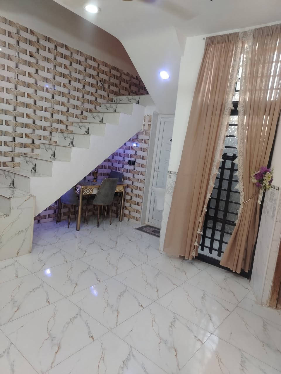 دار المساحه ١٠٠ مربعه للبيع او مراوس قرب الدبيه يم صوره الامام
***********
