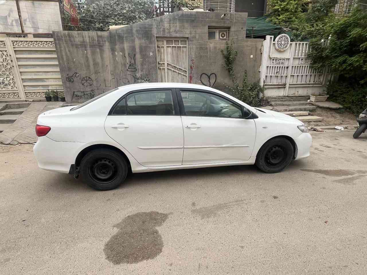 كورله ٢٠٠٩جديده بيه بس قطعتين صبغ بدون ضربه وتبديل رقمها بغداد  مكانها ناصريه مركزسياره جديده  سعرها ب84 وبيها مجال ***********
