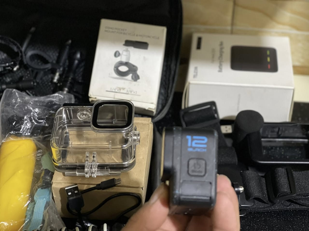 للصناع المحتوى جبتلكم شي كامل مكمل يعني اي شي متحتاج بعد كلشي موجود وياها . وبشرط الفحص وشغله مكفوله الله شاهد . 
كوبرو 12 مع معدات كامله شواحن عدد 2 بطاريات 4 
استاند 2 مقبض ايد كفر حمايه من المي استاند دراجه استاند مثبت عدد 2 سيارة. حزام ضهر للكوبرو. حزام الرئس . ومفاتيح معدات جدد السعر ٤٦٥ الف كامله 
مكاني بابل توصيل موجود . ***********
