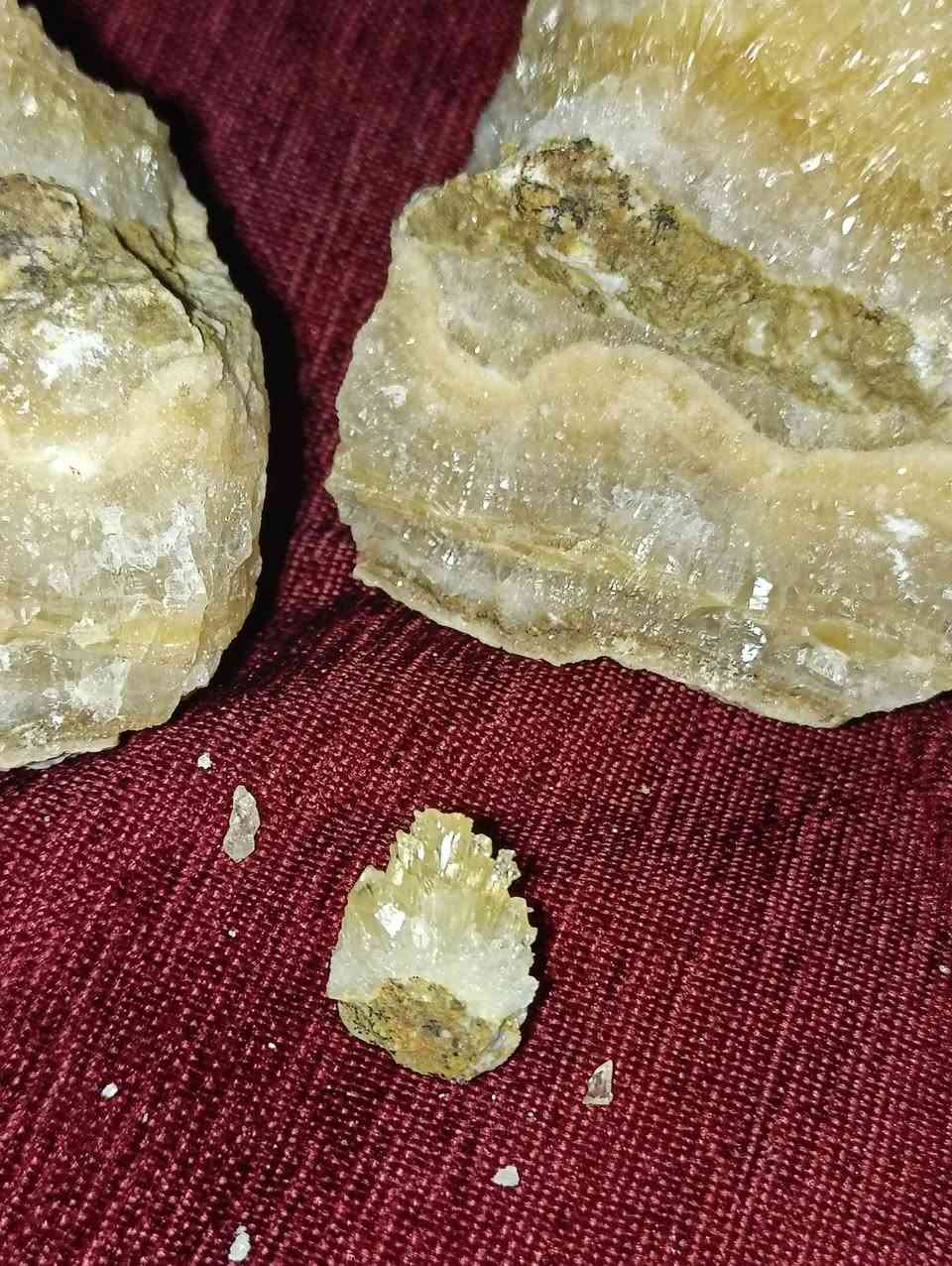 (للبيع)  حجر خام طبيعي راسلني خاص واتساب رقمي ***********
