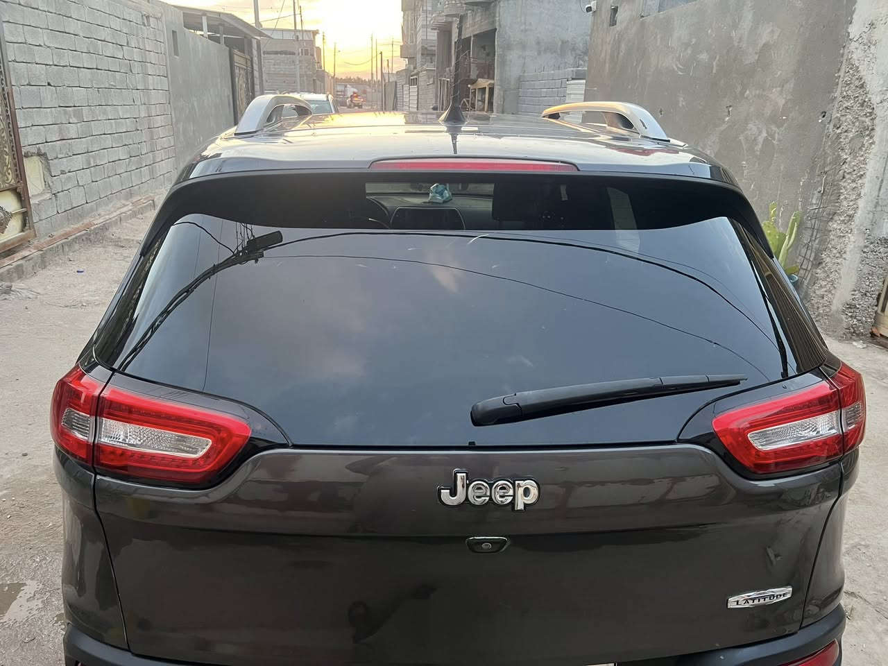 السلام عليكم 
جيب بزون مديل 2018 شاشه كبيره سايد بريك بصمه كامره خلفيه تبريد ثلج حداده 90 ‎%‎ تايرات جدد 
وبعد بيه مواصفات مكان السياره البصره ***********.  السعر 125 وبيه مجال 
حادثه بنيد وجاملغ وباب بيع او مرواس
