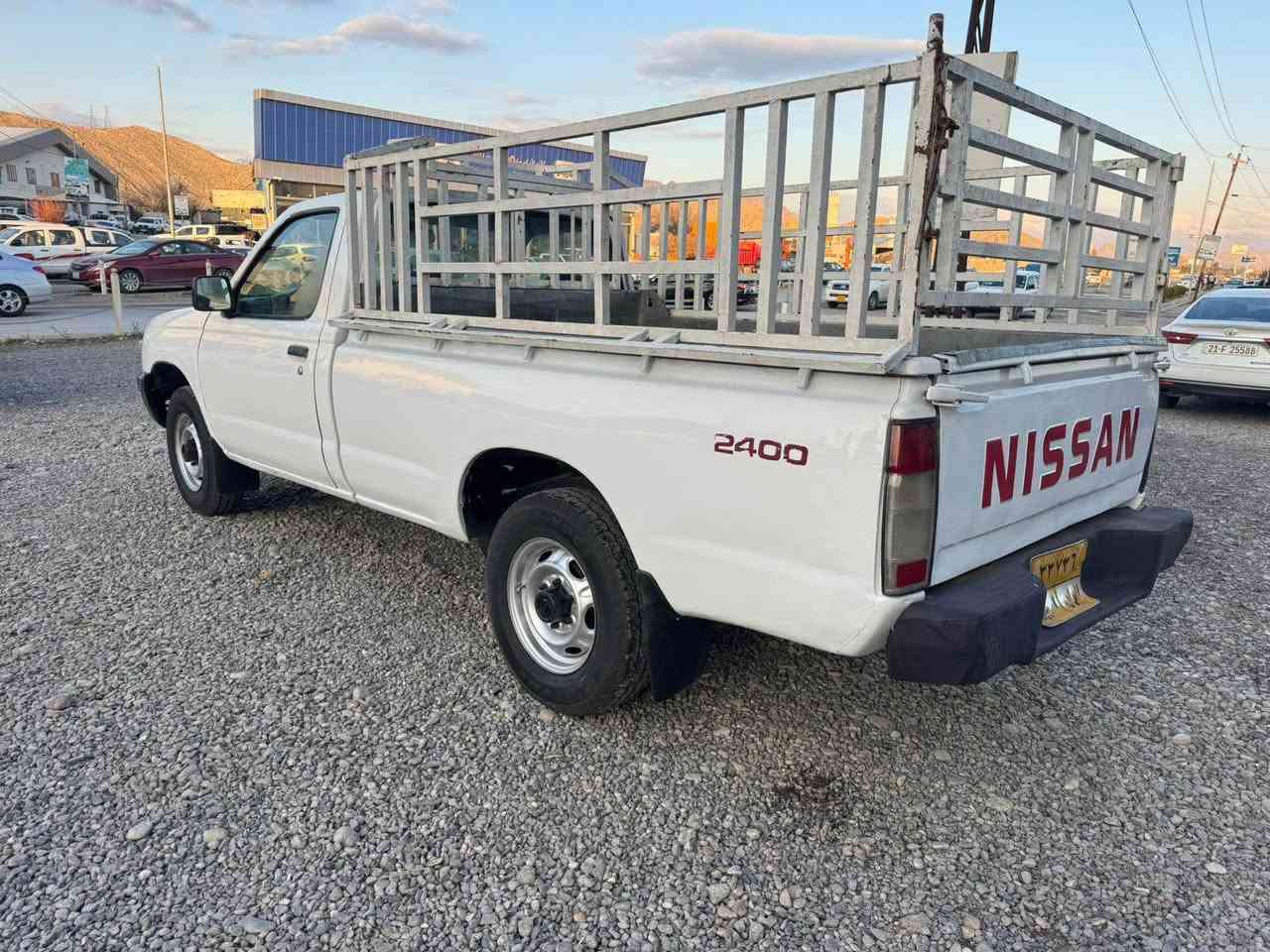 نيسان پيكاب موديل ٢٠٠١ تاك قمارة تةبريدة و پاوةر نية
سةنةوى بةسةرچووة هيچ مةسرةفى نية 
تايةكانى تازةن ناو بودى و چةمچةى تازةية 
سةيارةكة ١ پارچةو ٢ پةلة بوياغى هةية بئ ناوگرتن سونةرى دانراوة
گير و توندوتولى مةكينةى بةشةرتة

نرخى ٧٤$ و كةميك مةجال 
شوين چوارقورنة 
***********      ***********
***********      *********** رانية, السليمانية
