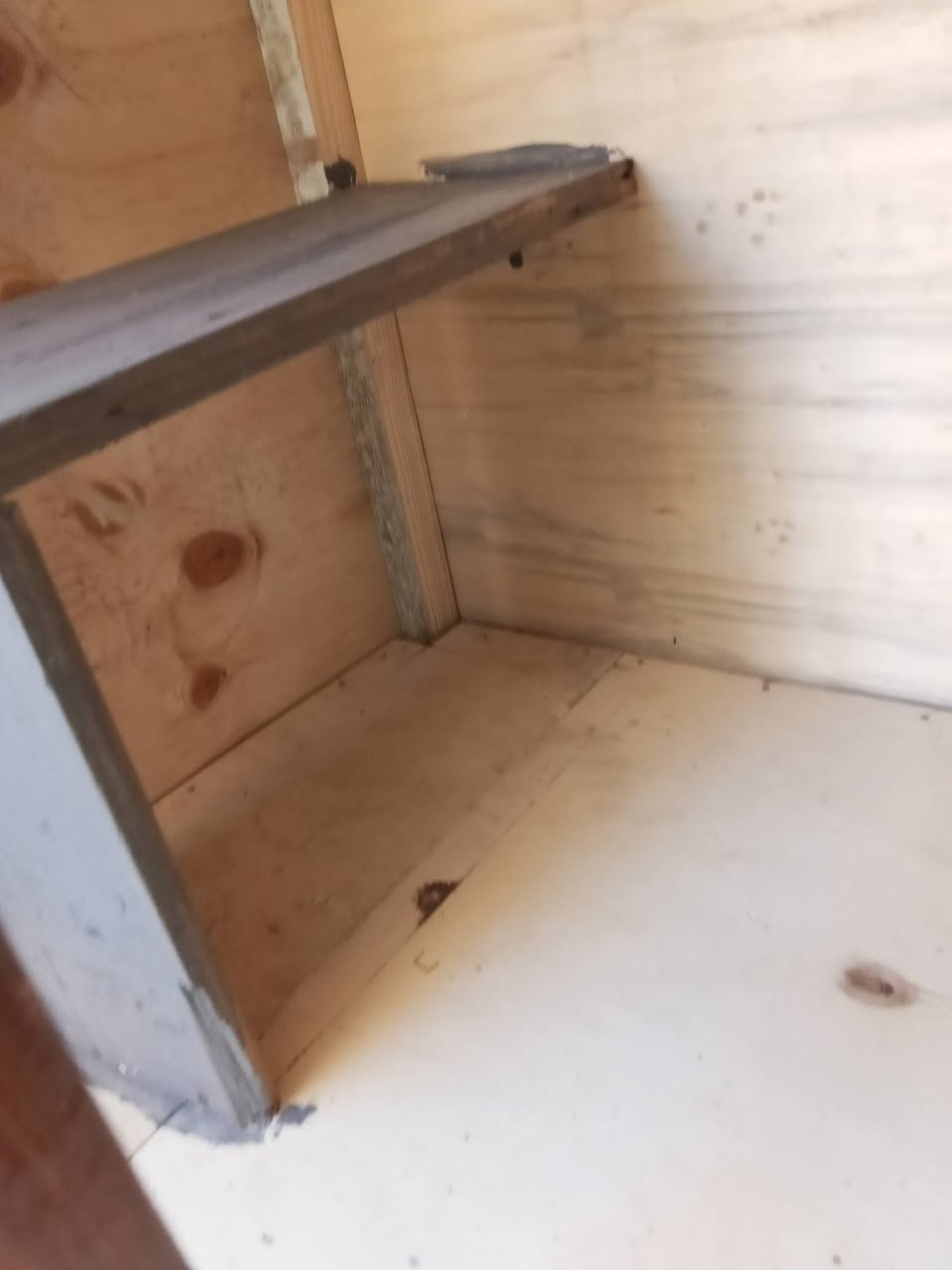 متاح خانات جدد قياس 1متر والارتفاع 60 والعرض 55 خشب بلوك جديد ***********
