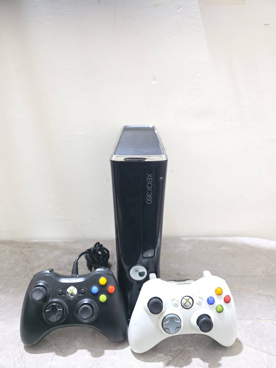 اكس بوكس 360 مهكر حيل حيل نظيف نظام ارورة يحتوي على 141لعبة. ويحتوي على 2جوستك و غراضه كله بلادي شرط الفحص السعر 125وبي مجال للطيبين توصيل جميع المحافظات متوفر ***********
