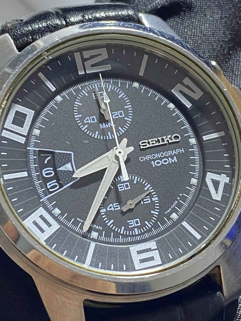 السلام عليكم.......
ساعة SEIKO ياباني اصلي بطارية
سوبر كوارتز 
ستوب وج 
كرونوكراف 
سناتر شغالة 
أميال وارقام فسفوري 
نافذة للعرض التاريخ
سنتر ثواني ثانوي القطر ٤٢
مقاوم للماء ١٠٠ م 
سير جلد مستبدل والبوك معلم 
مستعمل نظيف مع العلبة الأصلية وبطاقة الضمان 
السعر ١٢٥ الف 
يوجد توصيل ***********
