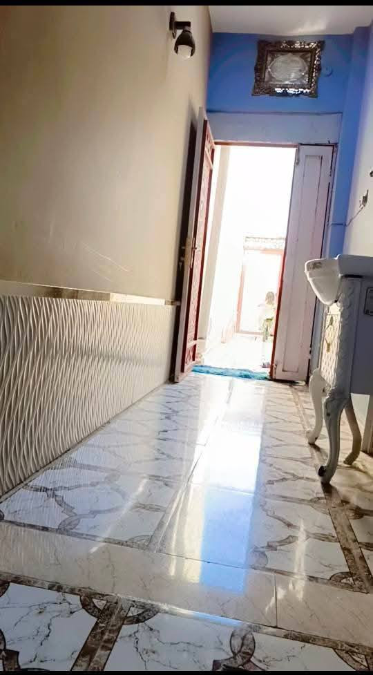 ياالله معروض لدينا بيت للبيع حي الشهداء خلفي100 متر طابق والثاني غرفه بيه عرض الدربونه متر ونص قرب جامع المحسن بناء 2022 يحتوي علئ استقبال وغرفه ومطبخ حار وبارد وصحيات معزوله ومناور عدد2 بيت نظيف وكلش مرتب عكاده للاستفسار مكتب نور الرافدين ***********
