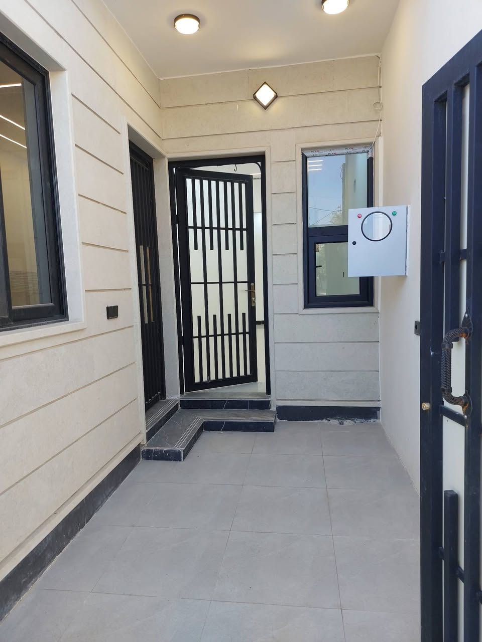 للبيع .
دار حي المشراق خلف مأكولات طماطم بدايه حي المشراق. 
المساحه ١٠٠ متر واجهة ٥ متر والعمق ٢٠ متر .
بناء حديث وتسليم فوري. 
يحتوي على ٤ غرف نوم وهولين واستقبال مع باقي المشتملات. 
يوجد تصوير فيديو لمراحل البناء من حدل وتسليح وباقي التفاصيل. 
لمزيد من المعلومات والسعر الرجاء الاتصال على أرقام المكتب لطفا. 
***********
***********
***********
او مراجعة المكتب في حي النور بعد دورة زيناوه بأتجاة دانيه ماركت مقابل صيدليه الكوثر.
