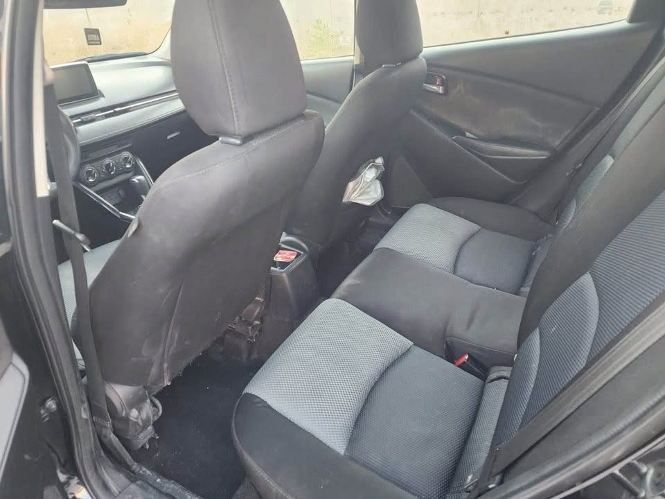 تويوتا Yaris iAموديل ٢٠١٨ وارد أمريكي 🇺🇸
* محرك 1500 سي سي (1.5L) 4 سلندر

* قير أوتوماتيك 6 سرعات
* دفع أمامي (FWD)
* شاشة وسطية 7 إنج
* كاميرا خلفية
* بلوتوث + USB + AUX
* تحكم بالدركسون
* مثبت سرعة
* تشغيل Sport Mode
* تايرات ألمنيوم قياس 16 إنج
* زجاج ومرايا كهربائية
* تكييف ممتاز
* تشغيل بالبصمة (حسب الفئة)
* نظام مانع الانزلاق (Traction Control)
* نظام الثبات الإلكتروني (ESC)
* ABS + EBD + BA
* وسائد هوائية متعددة
* نظام التحذير قبل الاصطدام بسرعات منخفضة (حسب الفئة الأمريكية)
* استهلاك وقود اقتصادي جداً
* محرك واعتمادية عالية، السيارة مبنية على منصة مازدا 2 مع محرك 1.5 بقوة حوالي 106 حصان وقير أوتوماتيك 6 سرعات.
* جاملغ وبنيد وجاملغ الثاني حادثهه طاخ الشاصي ومعدل 
هاذا رقم موبايلي وسعر ٩١ ***********فقط واتساب 
المكان بغداد حي العامل ترهم مراوس
