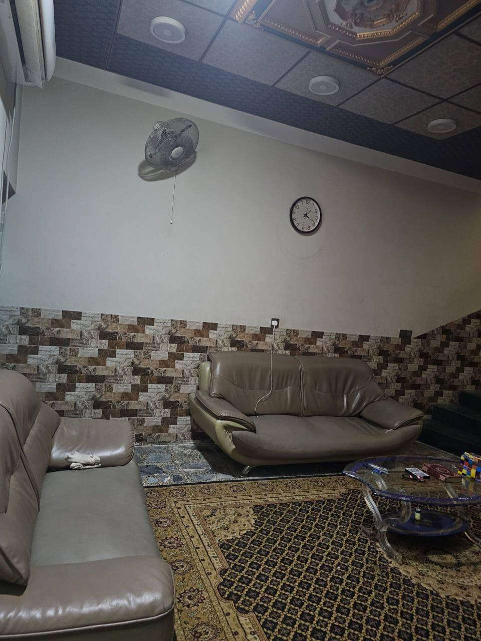 مشتمل البيع حي الشهداء بل بداية خلف مطعم المندي شارع ١٥م طابقين طابق الأول صاله ومطبخ ستقبال كراج مجموعة صحيات طابق الثاني غرفتين وصاله وصحيات البيت ركن الواجهة ١١م النزال ١٢م المساحه الكليه ١٣٢م للستفسار اتصل ***********
