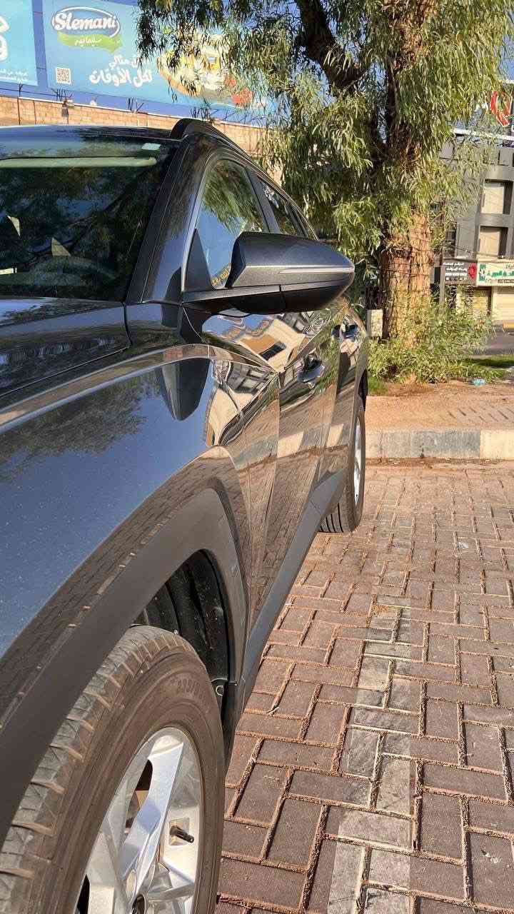 السلام عليكم توسان 2022 السياره جديدة وضع الشركه السياره جديده حيل حدثها بصيط بدون يرباك ودون دواخل بس قبق جنطه بيع  مستعجل بسعر 188 ورقه مكانها بغداد ***********
