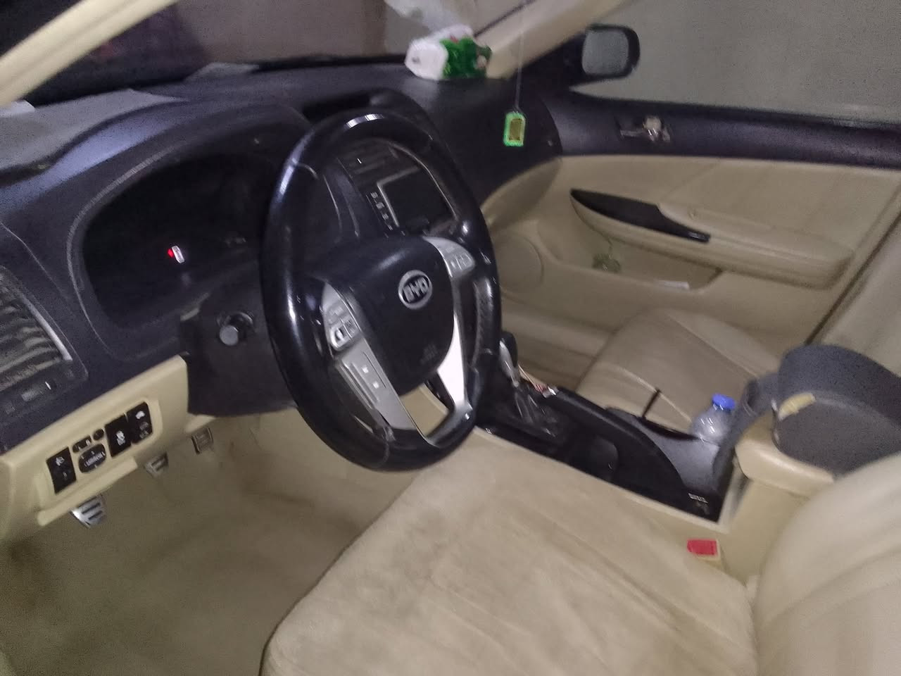 سلام عليكم سياره بي واي دي للبيع مديله2014فول و بصمه و كير عادي و سلايت السعر 50 وبي مجال الرقم ***********
