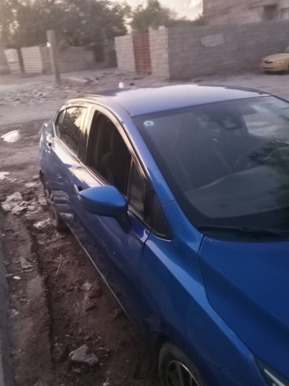 عندي نيسان فيرسا لبيع
السياره بها ضربه بالباب الخلفي موجود الصوره 
مضاربه مال بنيد بامريكا وكمبريسر السياره واقف والسياره نظام sv
السعر 85 وبيها مجال
***********
