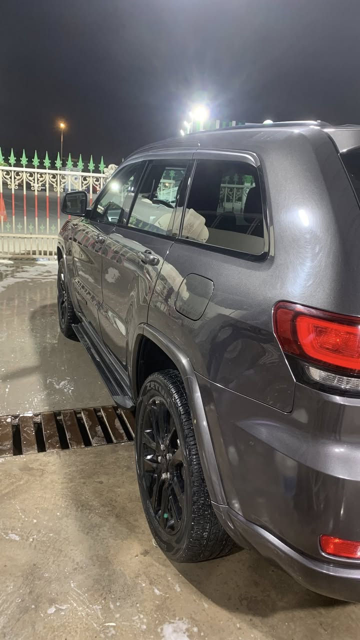 السلام عليكم جيب كراند شيروكي 2018 بلاك توب معروفه مواصفاته مع ذلك راح اكتبهم وارد امريكي الحادث ربع جاملغ خلفي فقط الباقي كفاله محرك 6 سلندر 3600 ماشيه 96 الف كيلو شرط الفحص مواصفات
حساسات خلفيه
كامره خلفيه
توقف ذاتي عند الرجوع 
اطفاء ذاتي 
شاشه كبيره
لايت زنون
كشنات جلد ومخمل مطعم
تدفئه استيرن 
تدفئه كشنات 
تشغيل عن بعد 
صندوك كهرباء شفط
كشن السايق فول تحكم كهرباء
فورويل
فتحه
وباقي المواصفات المعروفه
رقم بصره تحويل ثاني يوم  السعر 230  الاتصال ***********
