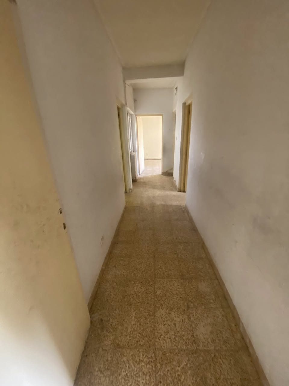 � شقة للبيع – زين القوس / مجمع الشهيدة إسراء
📍 الموقع: على الشارع العام
🏢 الطابق: الثاني
🏗️ العمارة: 14A
📐 المساحة: 150 م²

🛏️ 3 غرف نوم
🛋️ صالة كبيرة + بلكونة 🌤️
🍳 مطبخ حار + بارد مع بلكونة
🚿 مجموعة صحيات
💧 مصفرة ماء
⚡ مصفرة كهرباء 

📞مناسبة للسكن العائلي
للاستفسار  ***********
