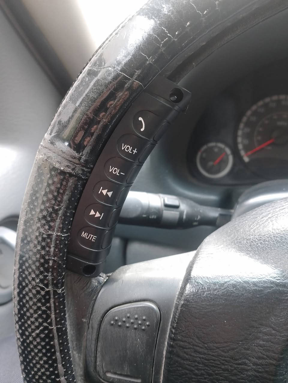 عندك شاشة وما عندك تحكم ستيرن او تحكم عاطل الحل يمي
تحكم ستيرن وايرلس منفصل لا ياثر على البلوتوث مال شاشة ولا يستعمل الوايرلس مال شاشة ويكعد كلش حلو بالستيرن 
السعر 20 مع التوصيل 
***********
