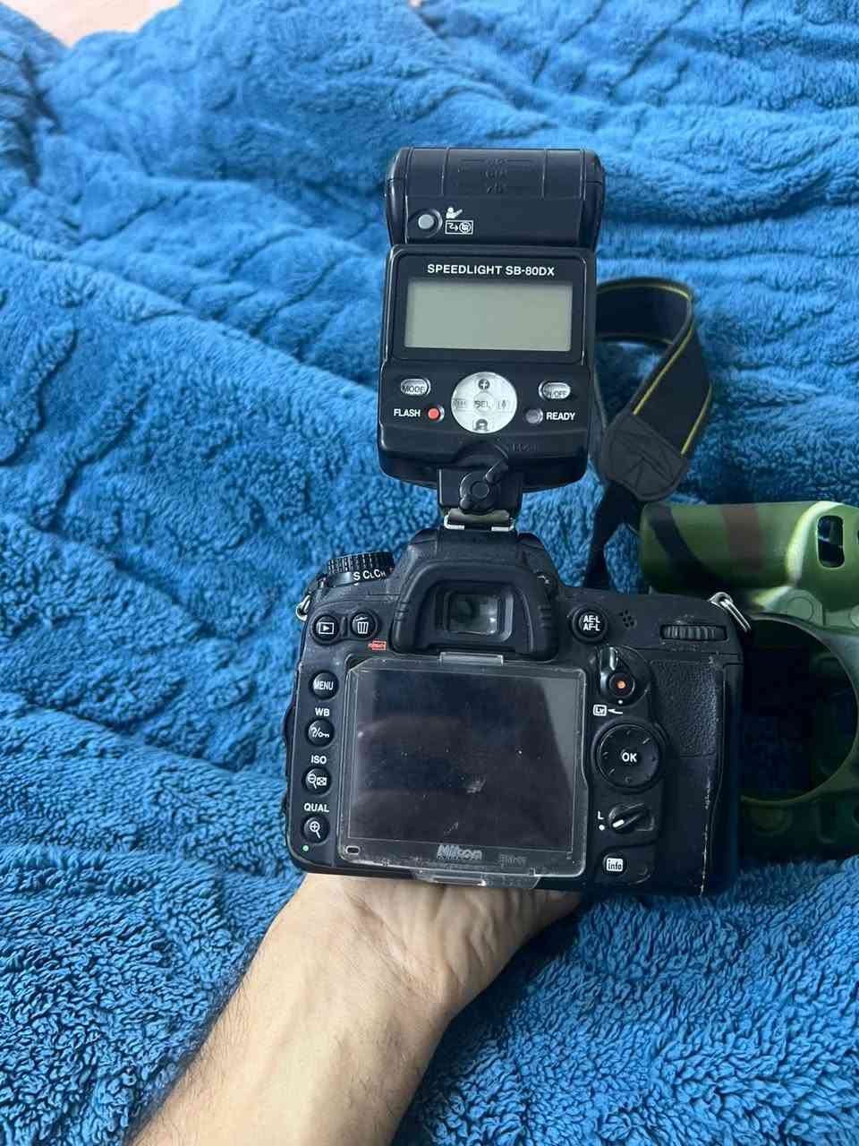 السلام عليكم
نيكون D7000 للبيع نقص بيها بس شاحنة 
كامره جديده ضامها من العام وضاعت الشحنه اليريدها يجيب شاحنه وياه ويفحصها مكفوله من كلشي زلغ مابيها وياها هاي العدسه والفلاش وكفر سليكون 
السعر 300 بيها مجال بسيط 
مكاني الزعفرانيه 
***********
