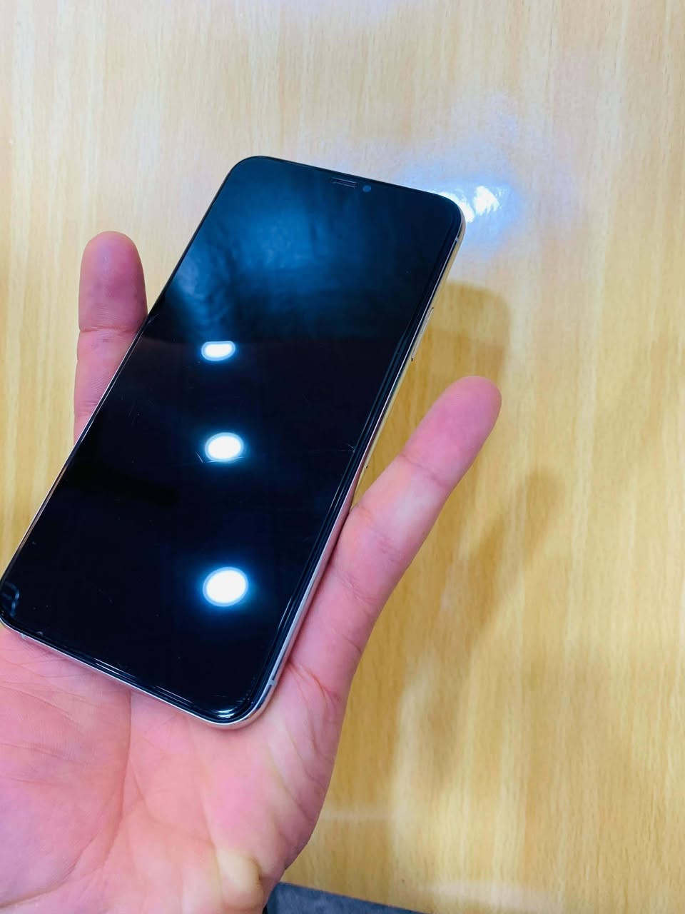 السلام عليكم مبايل iPhone 11 Pro Max للبيع  جهاز كله شغال و جديد علفحص مبدل شاشه فقط و الباقي مكفول ذاكره ٢٥٦  بطاريه 83 ابلاديه شرط لا معلايه و مبدله نموذج M الجهاز كامرات خط هزاز سماعه  كله شغال السعر ٢٧٥ و بيه مجال اكثر التصال على الرقم *********** مكاني نجف
