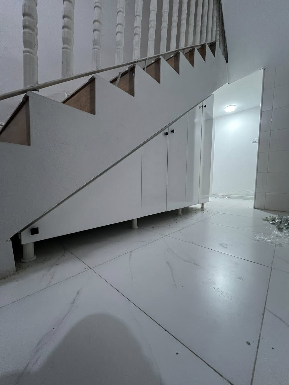 السلام عليكم
جزء من اعمالنا مخزن تحت الدرج
لحفظ اكياس الطحين والبقوليات 
وكل غراض البيت 
***********
