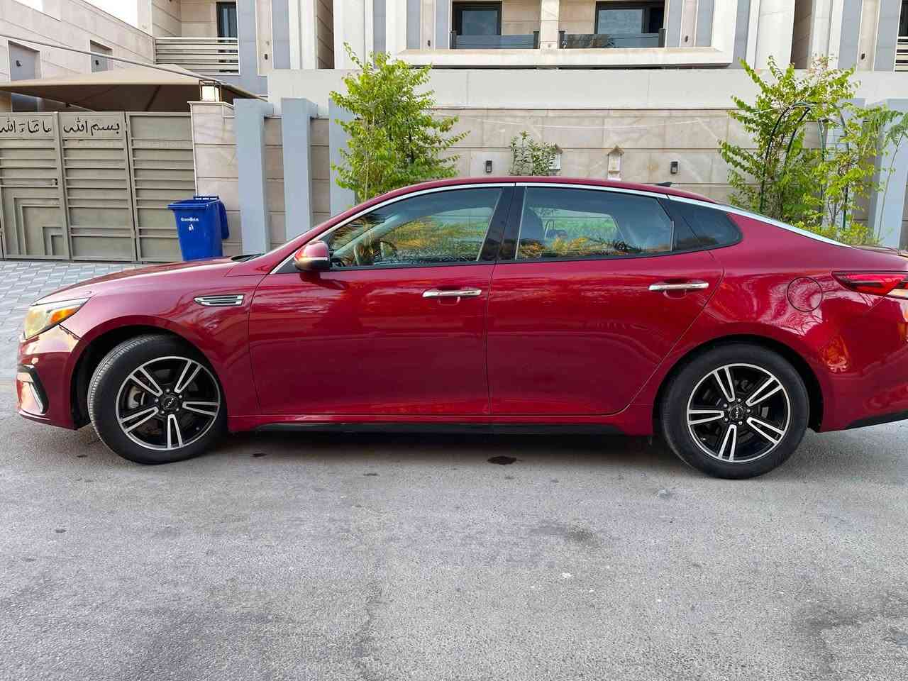 الموديل: كيا أوبتيما (Kia Optima)
الفئة: S
 سنة الصنع: 2019
 السعر: 14,000$ (شدة و 40 ورقة)
 الموقع: بغداد
 المسافة المقطوعة: 114,000 ميل
 المواصفات: وارد أمريكي
⚙️ المواصفات الميكانيكية والفنية:
 المحرك: 2.4 لتر (4 سلندر)
 ناقل الحركة: أوتوماتيك
 اللون الخارجي: مارون (عنابي مميز)
 اللوحة: أربيل (خصوصي)
 الضرر/الصبغ: قطعة واحدة فقط مطلية
 الداخلية: مقاعد نصف جلد (تتسع لـ 5 ركاب)
✨ المواصفات والمميزات الإضافية:
 سقف بانوراما
 شاشة ذكية مع نظام أبل كاربلاي (Apple CarPlay)
 بصمة تشغيل ونظام المفتاح الذكي
 كاميرا خلفية ومستشعرات وقوف (حساسات)
 مقاعد كهربائية التحكم
 مصابيح أمامية زينون
📞 للاستفسار والتواصل المباشر:
يرجى الاتصال على الرقم: ***********
