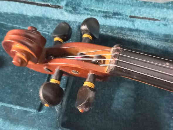 كمان للبيع سعرة 125 الف دينار  الكمان ماركة ومحفور بظهر الكمان اسم الماركة مو تجاري كل اجزاءه من الخشب حجمه 4/4  هذا رقمي وبي واتساب *********** مكاني بغداد/البياع (يوجد توصيل باجور)
