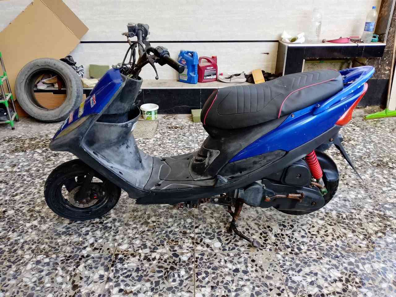 السلام عليكم ماكس عدله دراجه جديده شغاله سلف وهندر بس الباتري ضعيف مكينه خرسه  مامفوتحه تايرات جدد بيها صالنصه اف ام السعر 425 وبيها مجال العنوان تقاطع درويش البياع الاتصال ***********
