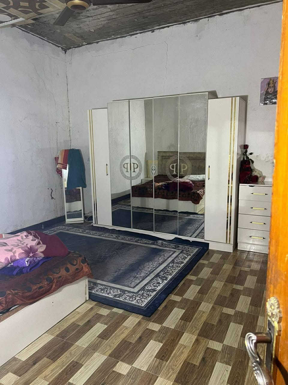 بيت   للبيع عويسيان شارع القصر خلف مركز شرطه البراضعيه قاطين بلديه بي  معامله تمليك 3 غرف جوه وهول وطارمه كراج سياره وحديقه حمام داخلي وحمام خارجي  وفوك غرفه وهول ومطبخ وتواليت وحمام الاتصال *********** السعر 60 وبي مجال
