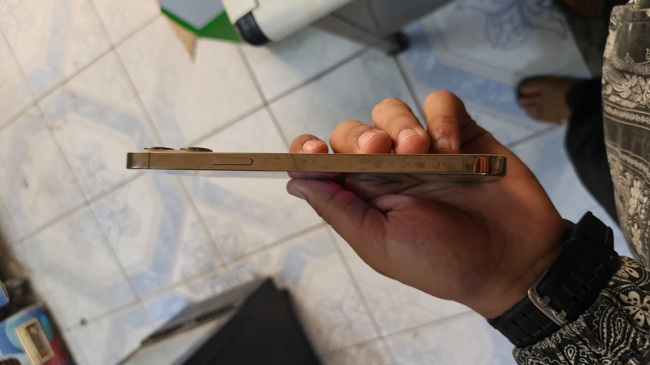السلام عليكم 12برو ماكس للبيع 
ذاكره 128
بطاريه79
ما داخل صيانه بس بي مشكله وحده الكامره لأماميه عطلانه 
رايده380وبي مجال بسيط
التواصلفقط واتساب***********
